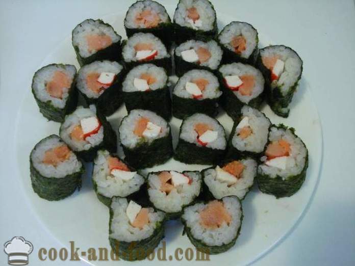 Sushi rullar med krabba pinnar och röd fisk - matlagning sushi rullar hemma, steg för steg recept foton