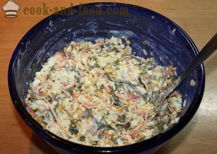 En enkel sallad med tång, ägg och krabba palochkami- hur man förbereder en sallad med tång, en steg för steg recept foton