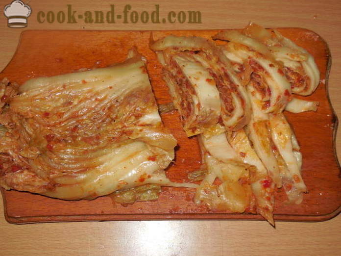 Fläsk med kimchi i koreanska - kimchi som yngel med kött, en steg för steg recept foton