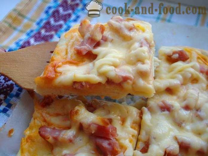 Hemlagad pizza med korv och ost i ugnen - hur man gör pizza hemma, steg för steg recept foton