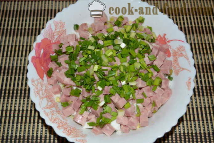 En enkel sallad med kinakål, skinka och ärtor - hur man förbereder en sallad av kinakål och skinka, ett steg för steg recept foton