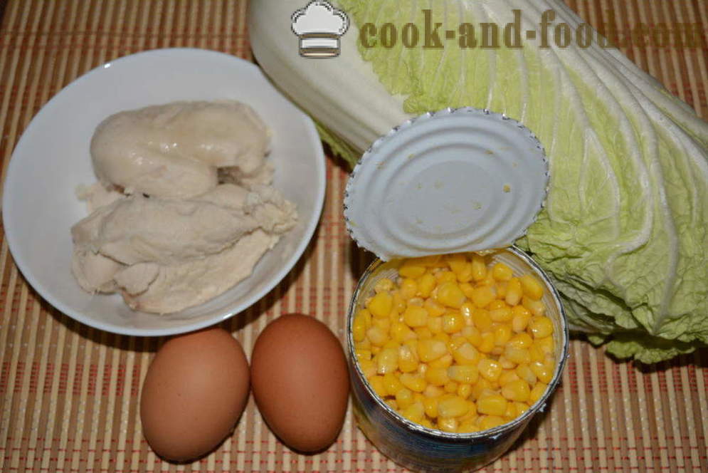 En enkel sallad med kinakål, kyckling och majs - hur man förbereder en sallad av kinakål med kycklingbröst, ett steg för steg recept foton