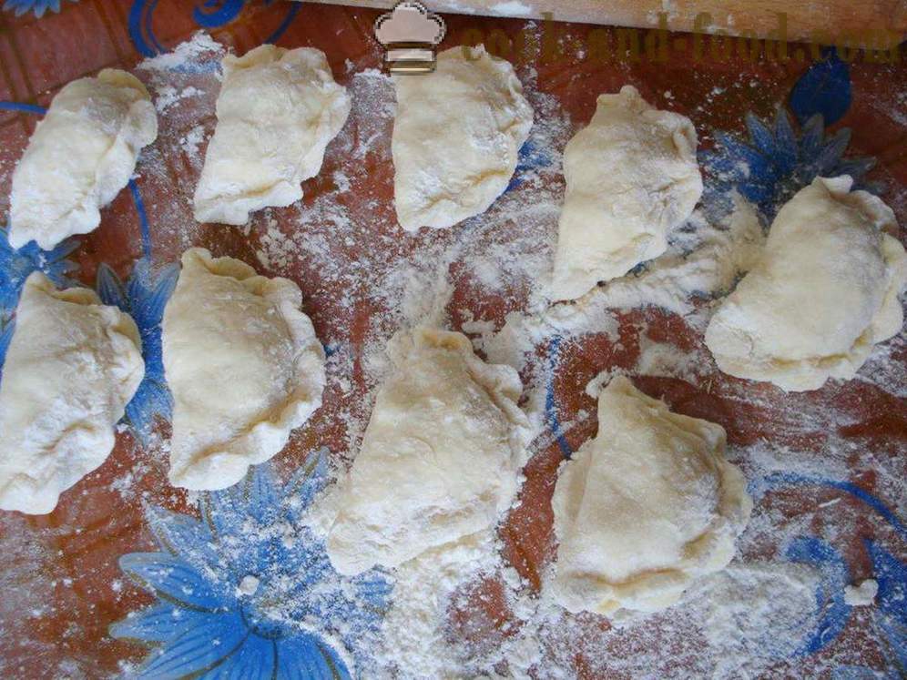 Degen för dumplings med potatis på vattnet - Hur man gör degen för dumplings och potatis, med en steg för steg recept foton