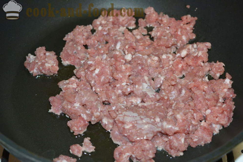 Bräserad kål med köttfärs på skovorode- hur man lagar en läcker gryta av kål med köttfärs, ett steg för steg recept foton
