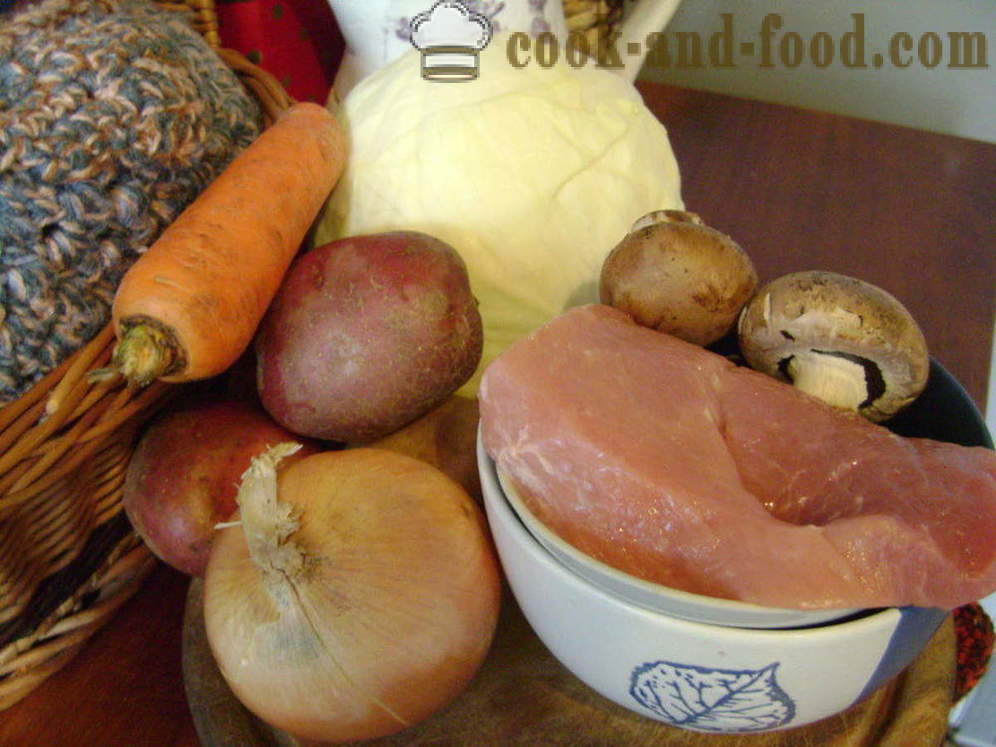 Bräserad kål med potatis, kyckling och svamp - både välsmakande laga stuvad vitkål, steg för steg recept foton
