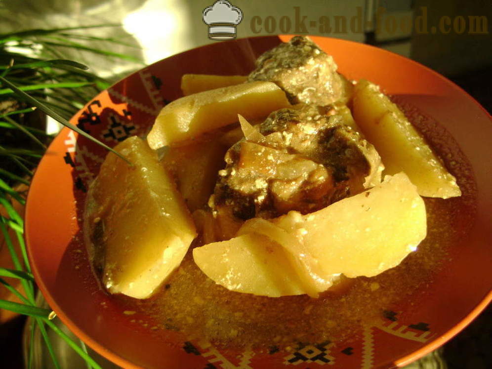 Potatis gryta med nötlever - hur man lagar en gryta av potatis med levern i en stekpanna, en steg för steg recept foton