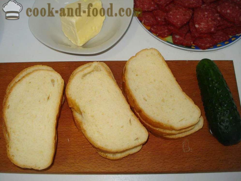 Smörgåsar med korv, ost och gurka - hur man gör en smörgås med korv och ost, med en steg för steg recept foton
