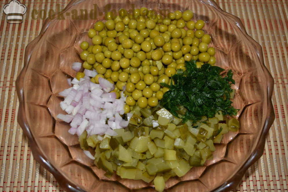 Sallad med pickles och gröna ärtor i en hast - hur man lagar en läcker sallad på inlagd gurka och ärtor, en steg för steg recept foton