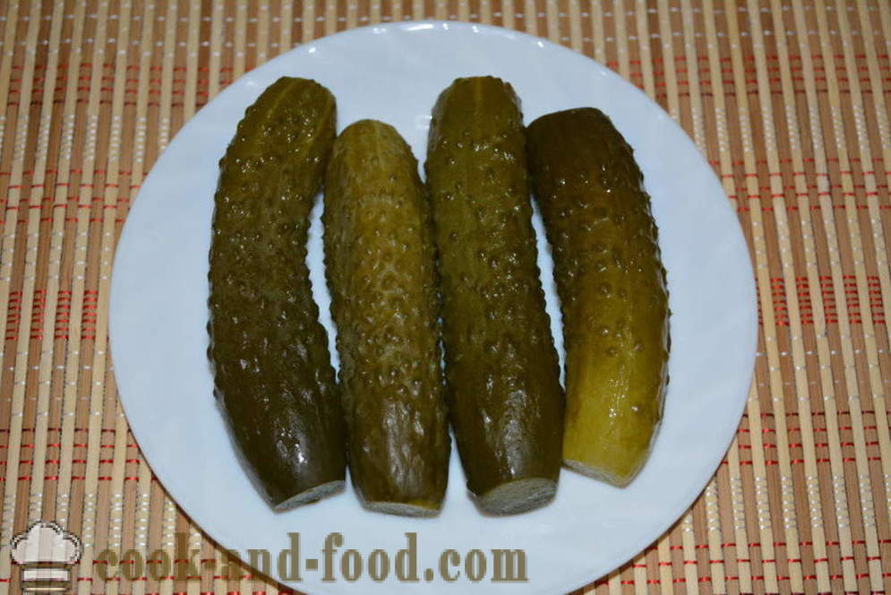 Sallad med pickles och gröna ärtor i en hast - hur man lagar en läcker sallad på inlagd gurka och ärtor, en steg för steg recept foton
