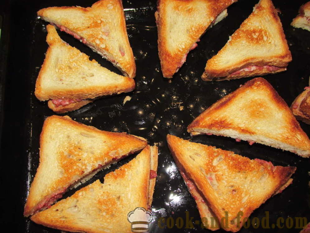 Varma smörgåsar i ugnen med korv och ost - hur man gör varma smörgåsar i ugnen, med en steg för steg recept foton