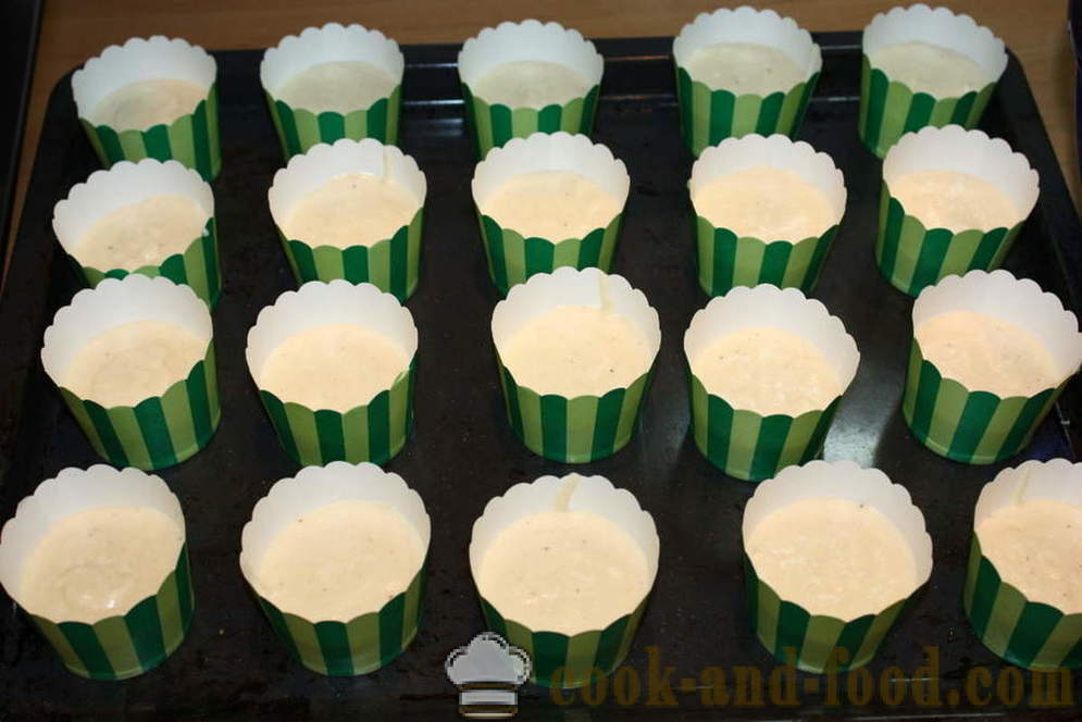 Vanilj muffins med grädde top-steg för steg, hur man gör cupcakes med grädde på toppen, ett recept med ett foto