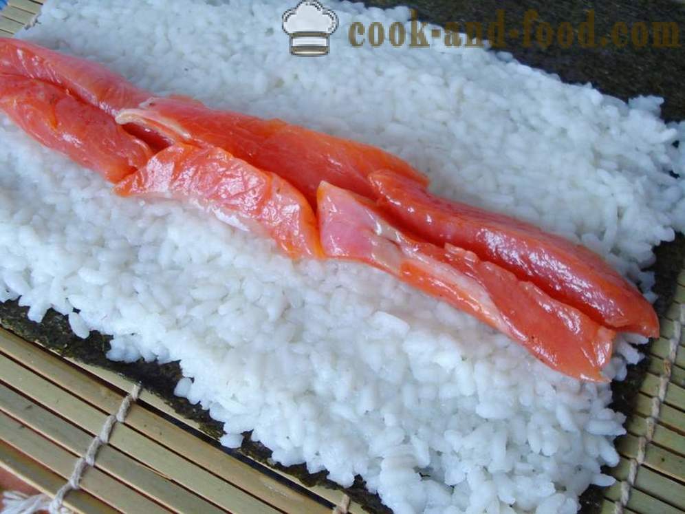 Sushi rullar med ris och röd fisk - hur man lagar sushi rullar hemma, steg för steg recept foton