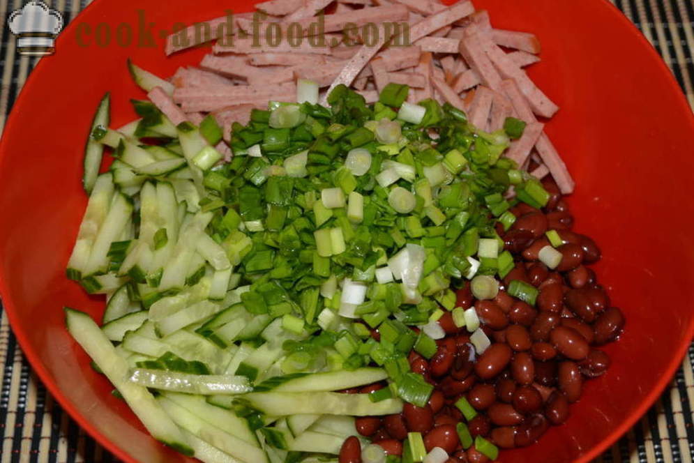 Sallad med röda bönor och konserverad korv - Hur man förbereder en sallad med bönor och rökt korv, en steg för steg recept foton