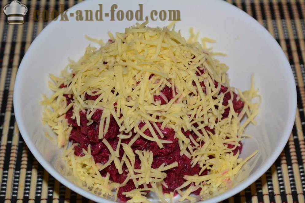Rödbetssallad med vitlök och ost - hur man lagar rödbetssallad med vitlök och ost recept med ett foto
