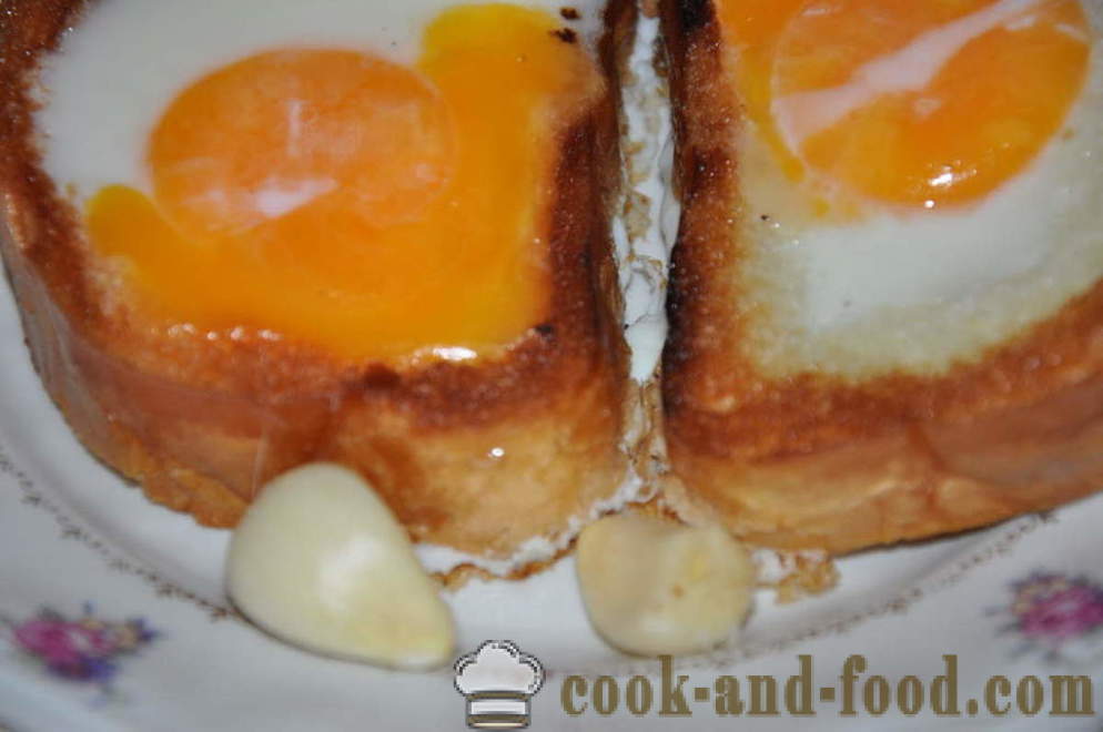 Ovanliga ägg i limpa i pannan - hur man gör en ovanlig ägg, steg för steg recept foton