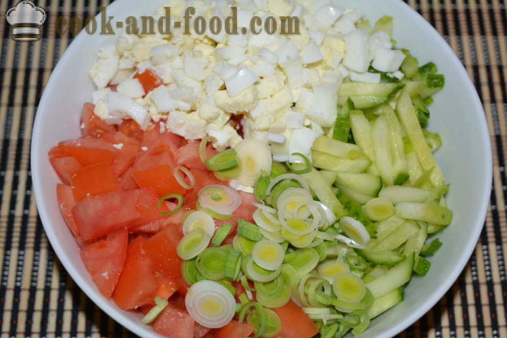 Enkel sallad på färska gurkor och tomater med ägg och purjolök - hur man lagar grönsakssallad med majonnäs, en steg för steg recept foton