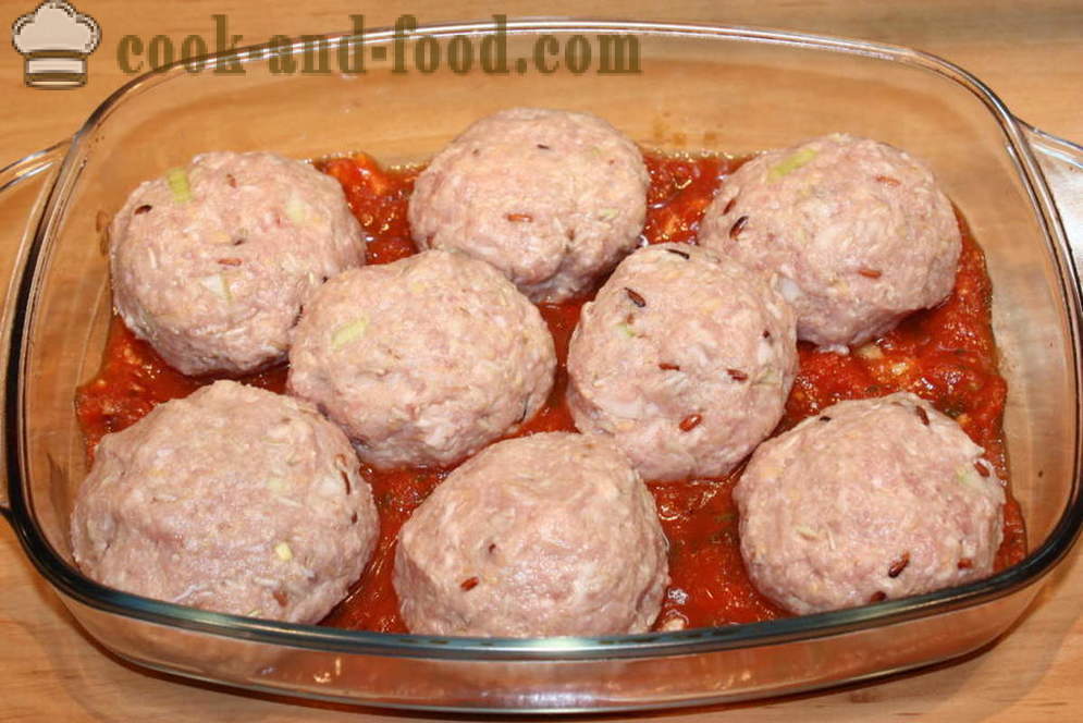 Köttbullar av malet kött och ris i tomat och gräddsås - hur man lagar köttbullar med sås i ugnen, med en steg för steg recept foton