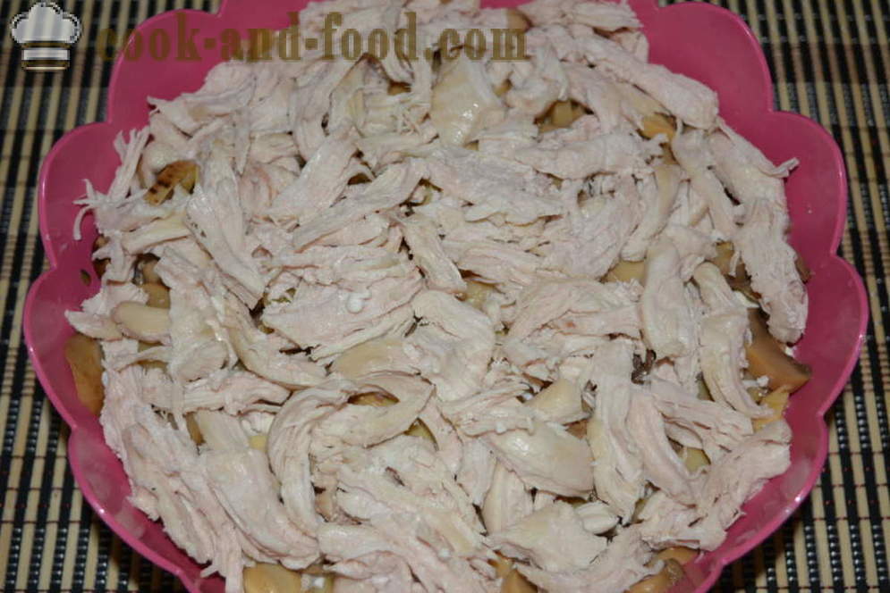 Layered sallad med kyckling och svamp - hur man lagar kyckling sallad lager med svamp, ett steg för steg recept foton