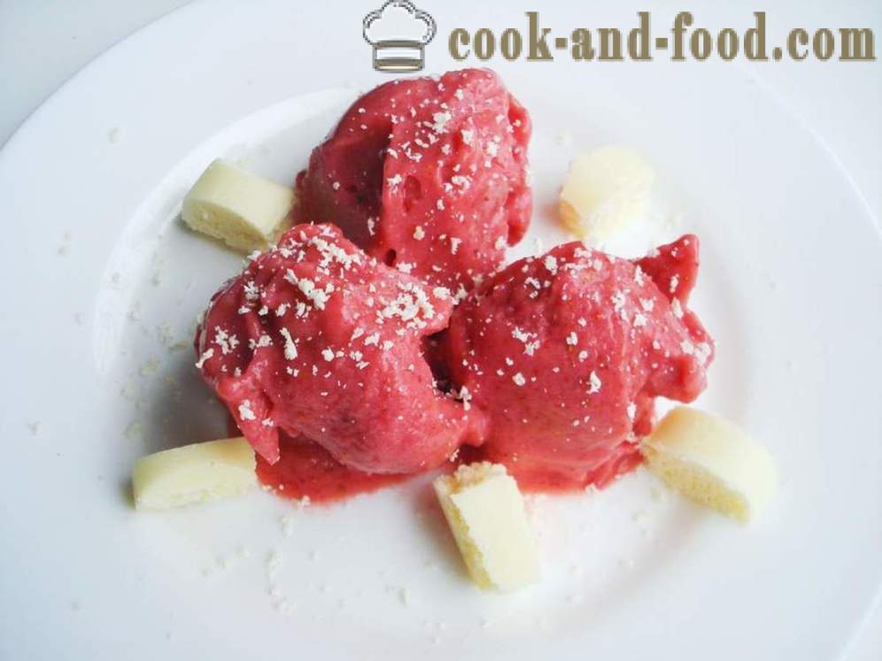 Krämig jordgubbsglass från fryst frukt och kondenserad mjölk - hur man gör snabba hemmagjord glass med jordgubbar, en steg för steg recept foton