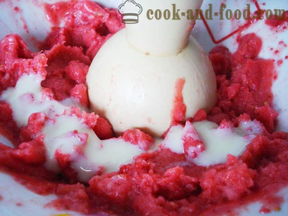 Krämig jordgubbsglass från fryst frukt och kondenserad mjölk - hur man gör snabba hemmagjord glass med jordgubbar, en steg för steg recept foton