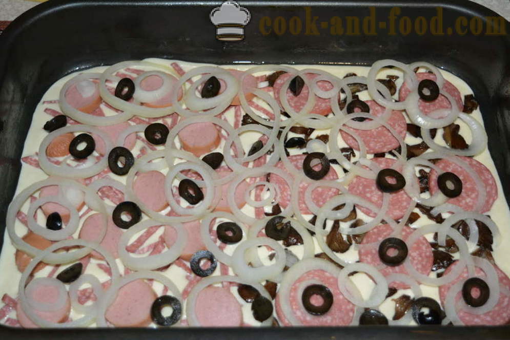 Snabb pizza med gräddfil och majonnäs sås med korv och svamp - hur man lagar en pizza hemma i ugnen, med en steg för steg recept foton