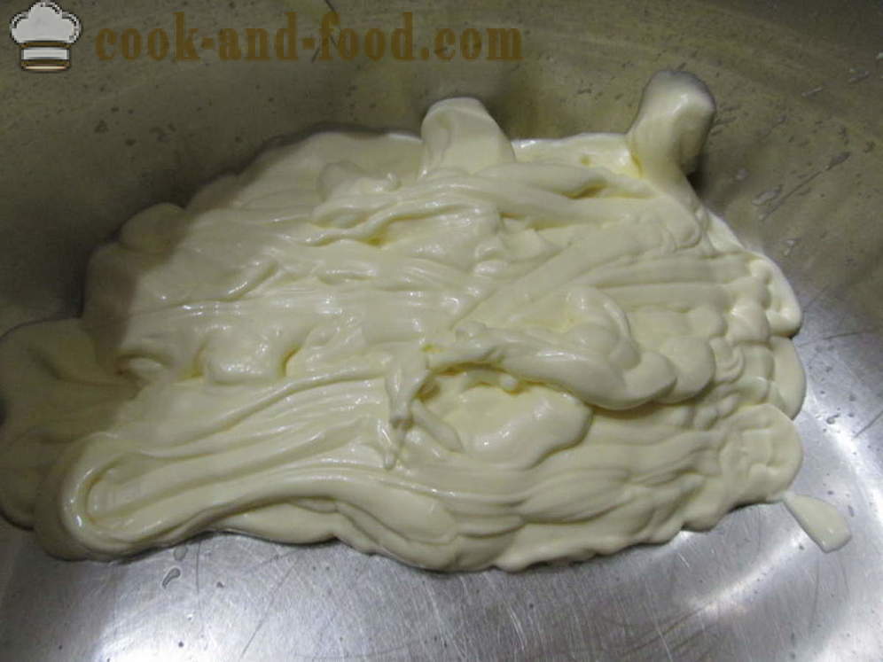 Quick jellied kakan i majonnäs och gräddfil, fylld med kyckling - hur man lagar en paj filler för majonnäs och gräddfil, med en steg för steg recept foton