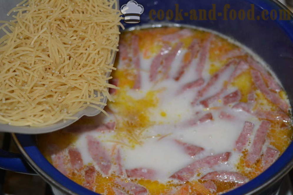 Ost soppa med smält ost, pasta och korv - hur man lagar ost soppa med smältost, en steg för steg recept foton
