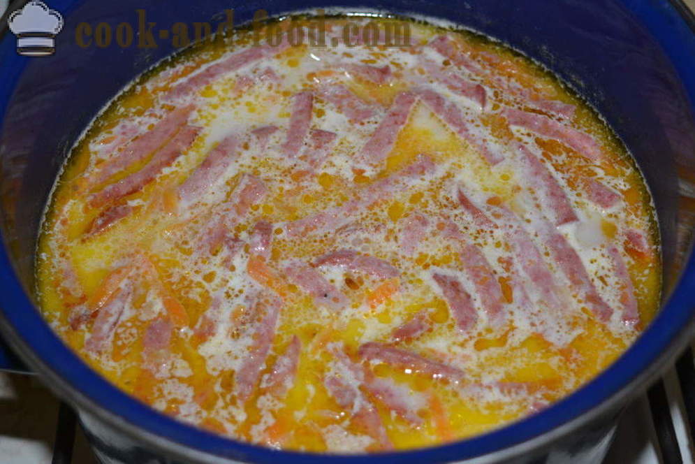 Ost soppa med smält ost, pasta och korv - hur man lagar ost soppa med smältost, en steg för steg recept foton