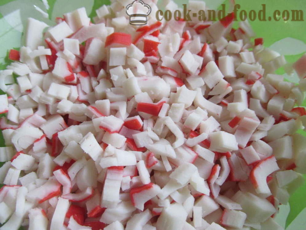 Enkelt lager sallad med krabba pinnar - hur man förbereder en sallad med krabba pinnar, en steg för steg recept foton