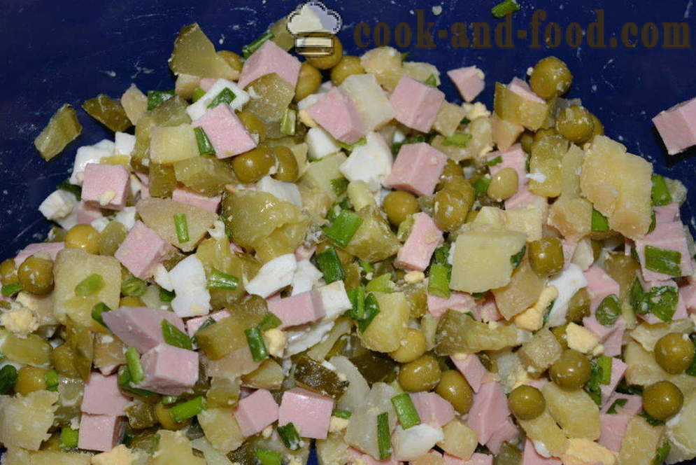 Sallad med korv och gurka - hur man gör en sallad med korv, en steg för steg recept foton