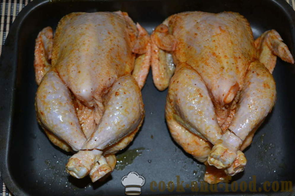 Fyllda kyckling med en knaprig skorpa bakas i ugnen - som ugnsbakad kyckling i ugnen hela ett steg för steg recept foton