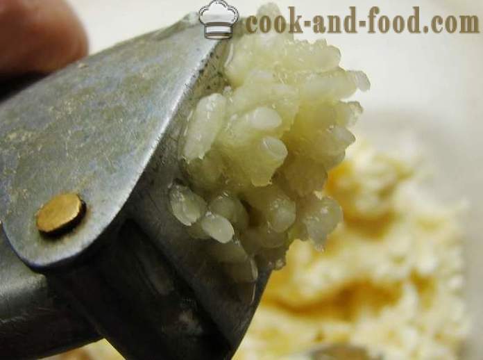 Ost vitlökssmör sandwich - hur man lagar ost smör, ett enkelt recept med ett foto