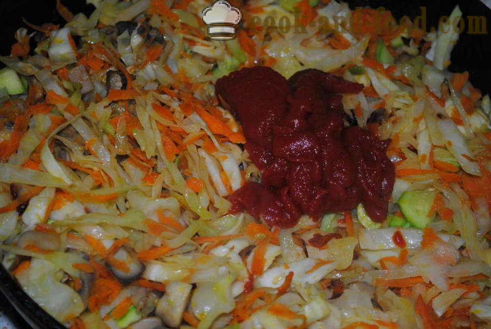 Bräserad kål med svamp och tomatpuré i en kastrull - hur man lagar en läcker gryta av kål, en steg för steg recept foton