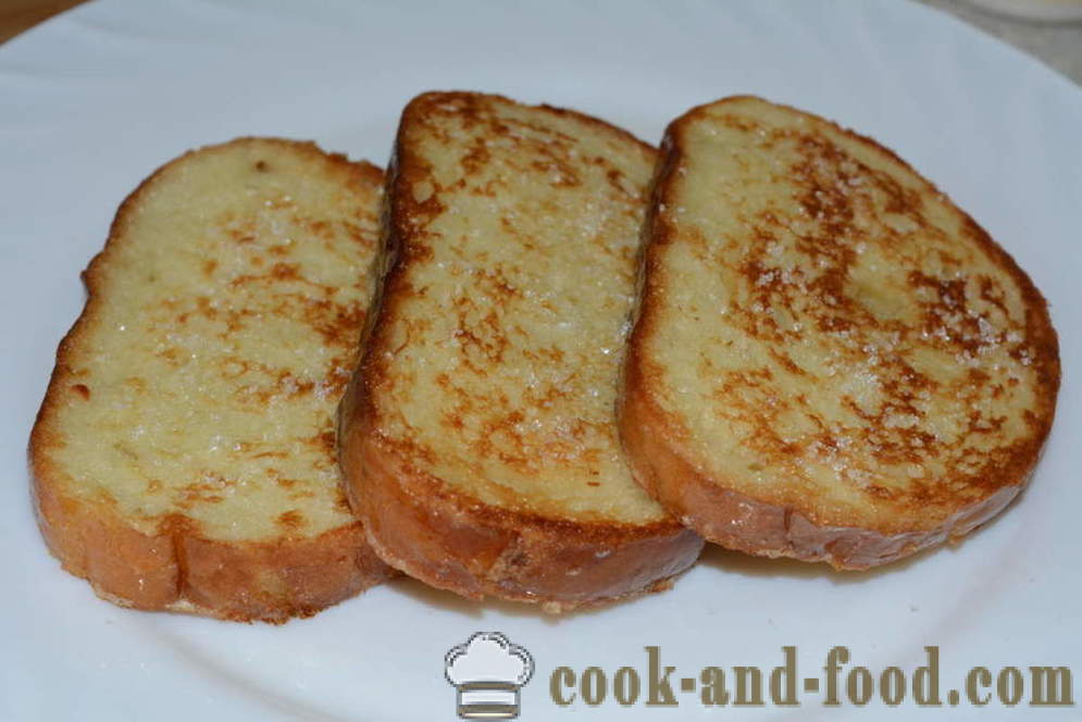 Söt limpa toast med ägg och mjölk i en kastrull - hur man gör en limpa rostat bröd i en stekpanna, en steg för steg recept foton