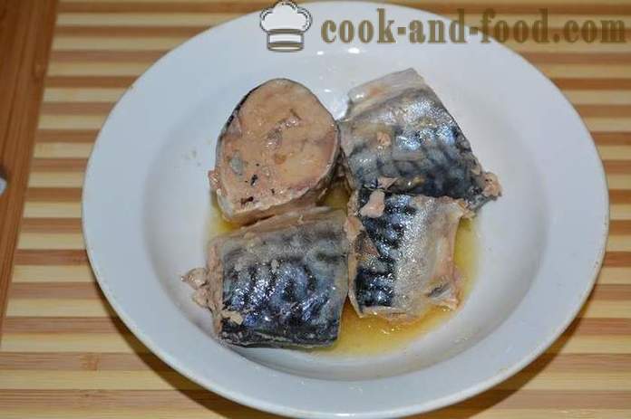 Ett enkelt recept för påfyllning av kakan med konserverad fisk i ugn - hur man lagar en paj filler, ett steg för steg recept foton