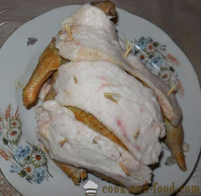 Wild Pheasant bakas i ugnen - som läcker att laga fasan i hemmet, receptet med ett foto