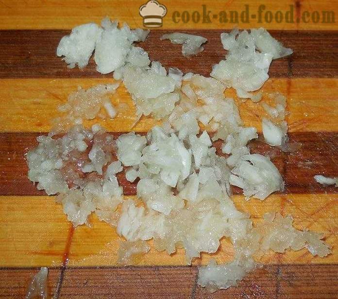 Läckra färskpotatis i gräddfil med dill och vitlök - hur man lagar en läcker färskpotatis, ett enkelt recept med ett foto