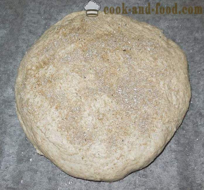 Läcker och hälsosam vetekli spannmål fullkorns - hur man gör hembakat bröd, ett enkelt recept och steg för steg photo