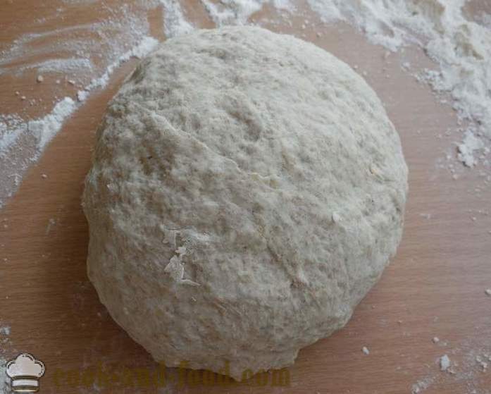 Läcker och hälsosam vetekli spannmål fullkorns - hur man gör hembakat bröd, ett enkelt recept och steg för steg photo