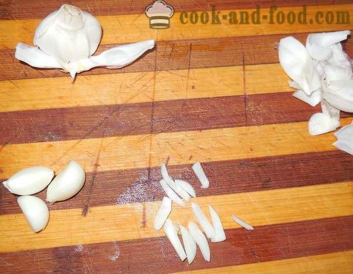 Små färskpotatis helstekt i en kastrull med vitlök och dill - hur man rengör och laga en liten färskpotatis recept med foto