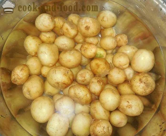 Små färskpotatis helstekt i en kastrull med vitlök och dill - hur man rengör och laga en liten färskpotatis recept med foto