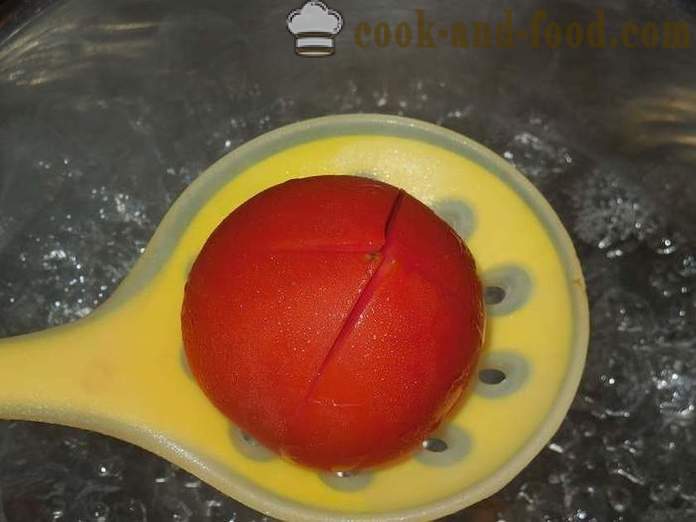 Snabb saltade tomater med vitlök och örter i en kastrull - recept på inlagda tomater, med foton