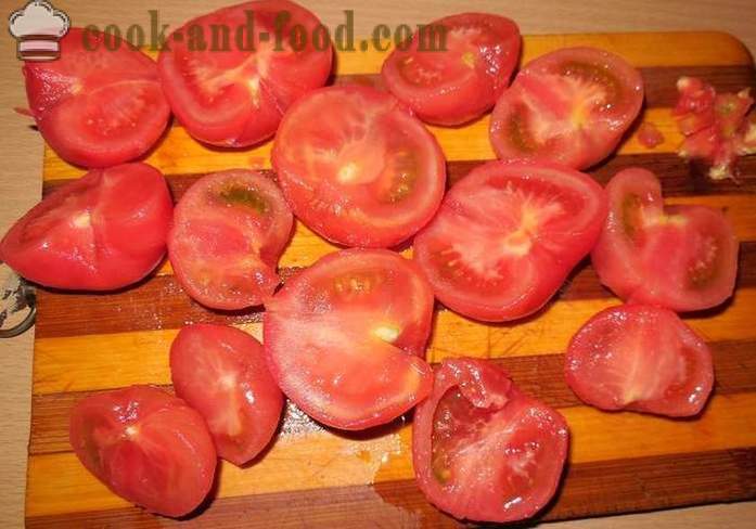 Snabb saltade tomater med vitlök och örter i en kastrull - recept på inlagda tomater, med foton