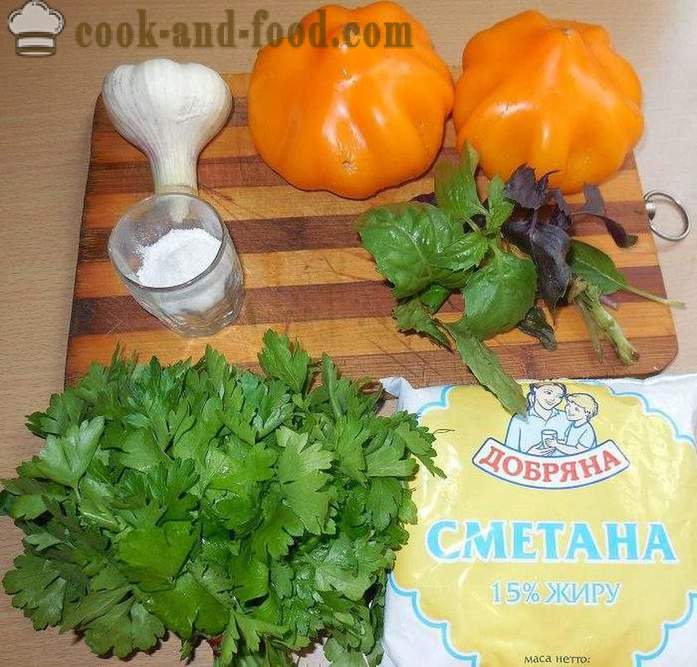 En enkel och läckra sallad på färska tomater med gräddfil, vitlök och basilika - hur man lagar tomatsallad - recept med bilder - steg för steg