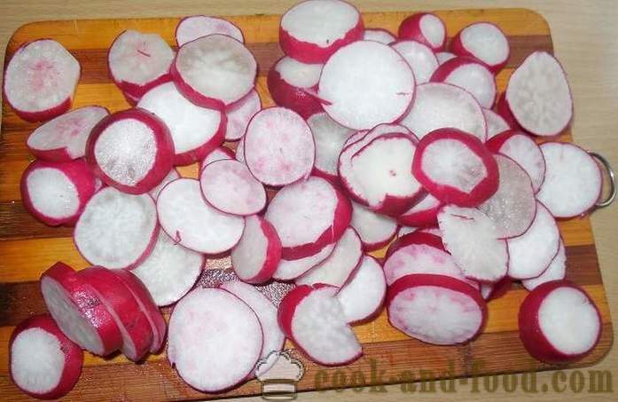 Inlagda rädisor med betor och grön lök - välsmakande sallad på rättika - receptet med ett foto