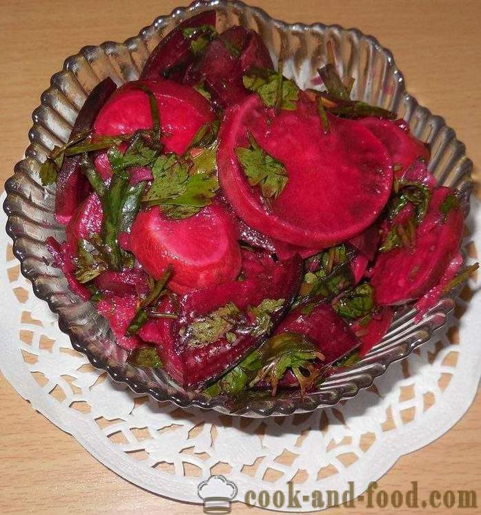 Inlagda rädisor med betor och grön lök - välsmakande sallad på rättika - receptet med ett foto