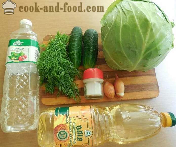 Läcker sallad på unga kål och gurka med vinäger och solrosolja - en steg för steg recept foton