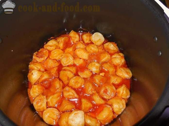 Dumplings i multivarka stuvad i en sås av gräddfil och tomat - hur man lagar dumplings i multivarka - ett enkelt recept med ett foto