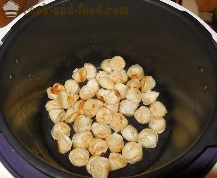 Dumplings i multivarka stuvad i en sås av gräddfil och tomat - hur man lagar dumplings i multivarka - ett enkelt recept med ett foto