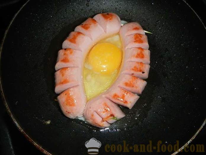 Läckra och vackra ägg med korv i en båt för frukost - hur man lagar stekt ägg stekt ägg i en stekpanna korv - en enkel steg för steg recept foton